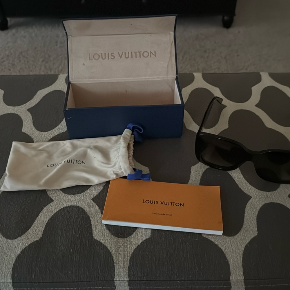 Louis Vuitton loved black sunglasses